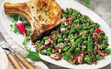 Côtes de porc et salade de quinoa aux légumes d’été