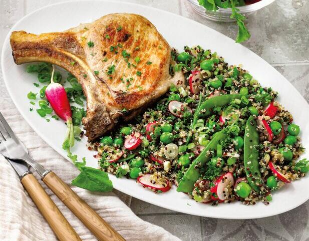 Côtes de porc et salade de quinoa aux légumes d’été