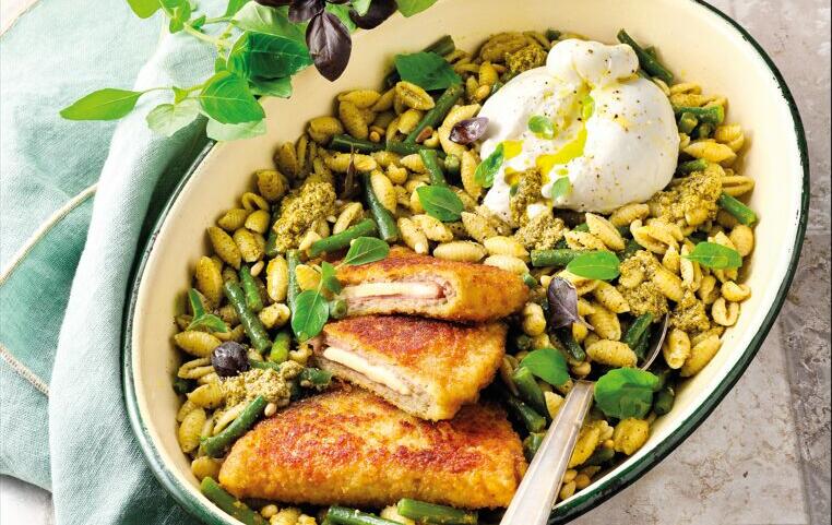 Cordon bleu et pâtes au pesto, haricots verts et burrata