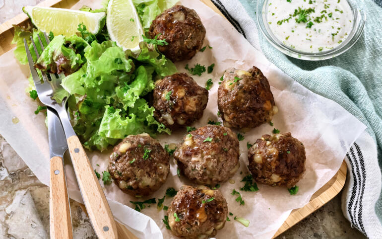 Viande hachée : boulettes de bœuf et mozzarella sauce citron vert