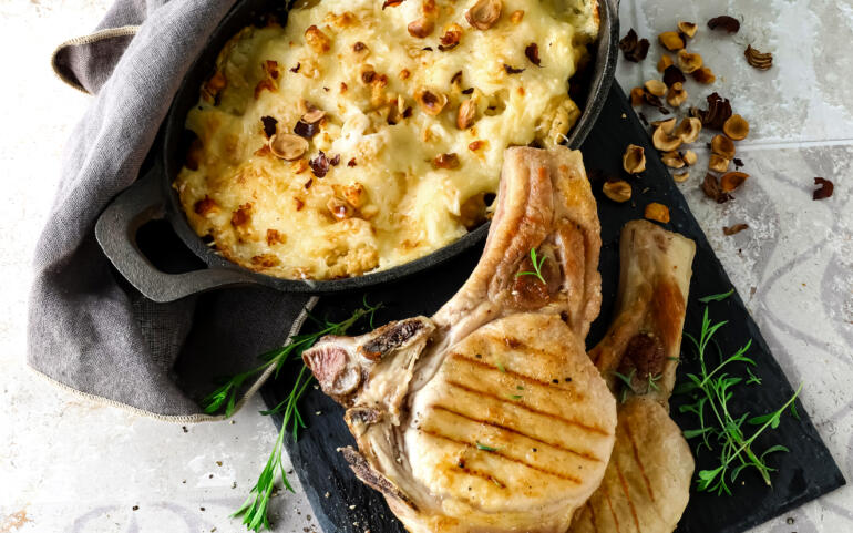 Côtes de porc et gratin de chou-fleur, ricotta et noisette