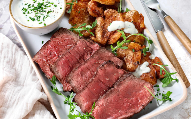 Rosbeef et pommes de terre tapées au paprika, sauce crème, citron et ciboulette