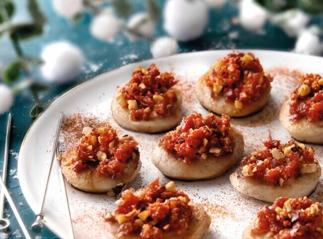 Boudin blanc : rondelles de boudin blanc et crumble de chorizo et noisette